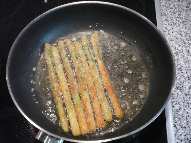 Grüner Spargel paniert mit getrüffeltem Kartoffel-Karottenstampf - Rezept - Bild Nr. 7