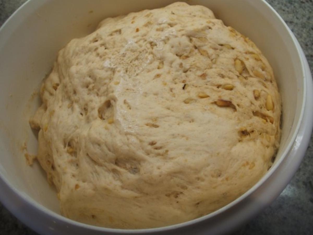 Brot/Brötchen: Weißbrot mit Pinienkernen und Malzbier - Rezept - kochbar.de