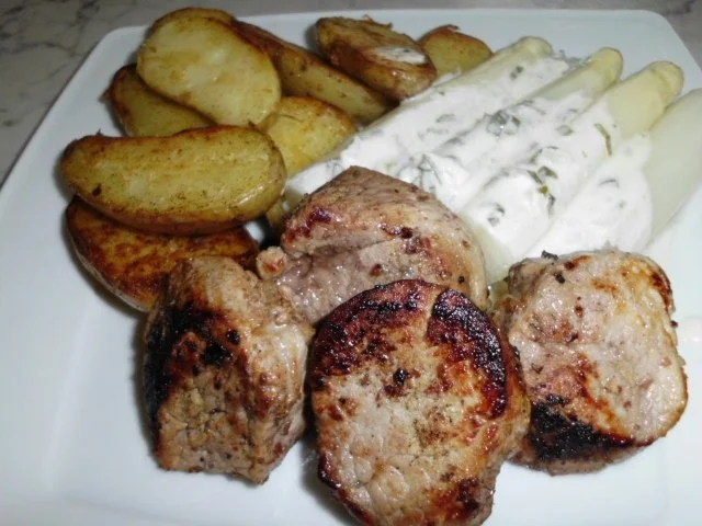 Filet mit rotem Pfeffer, dazu Bratkartoffeln mit Rosmarin und Spargel mit Bärlauchsauce - Rezept