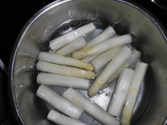 Filet mit rotem Pfeffer, dazu Bratkartoffeln mit Rosmarin und Spargel mit Bärlauchsauce - Rezept - Bild Nr. 3