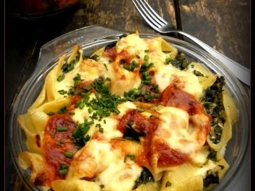 Rezept: Gebackene Muschelnudeln mit Spinat-Feta-Füllung Gebackene Muschelnudeln mit Spinat-Feta-Füllung - Rezept