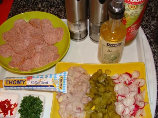 Rezept: Abendbrot : Ahab's Regensburger Wurstsalat. Bild Nr. 3 Abendbrot : Ahab's Regensburger Wurstsalat. - Rezept - Bild Nr. 3