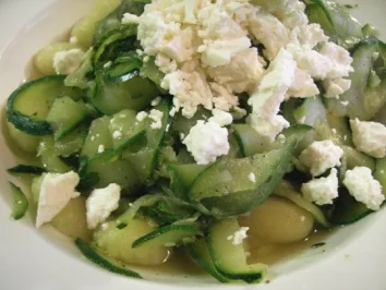 Pasta: Gnocchi mit gesünsteten Zucchini und Feta - Rezept