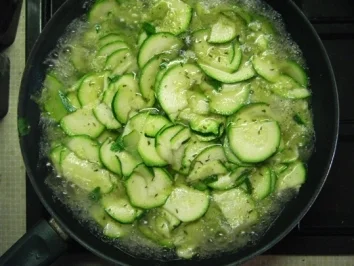 Pasta: Gnocchi mit gesünsteten Zucchini und Feta - Rezept