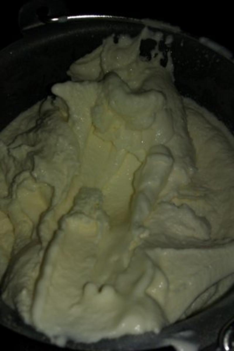 Weiße Schokolade-Eis mit heißer Himbeersoße - Rezept - Bild Nr. 2