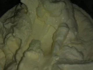 Weiße Schokolade-Eis mit heißer Himbeersoße - Rezept - Bild Nr. 2