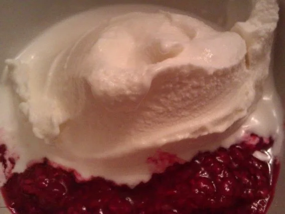 Weiße Schokolade-Eis mit heißer Himbeersoße - Rezept