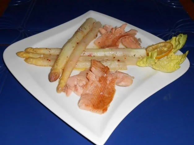 Spargel aus dem Ofen mit geräucherter Lachsforelle - Rezept