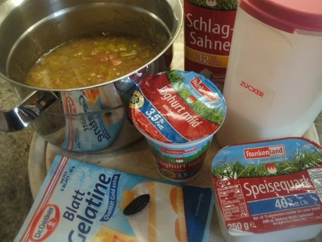 Rezept: Dessert: Rhabarber-Quark-Dessert mit marinierten Erdbeeren und Schokobiskuits Bild Nr. 2 Dessert: Rhabarber-Quark-Dessert mit marinierten Erdbeeren und Schokobiskuits - Rezept - Bild Nr. 2