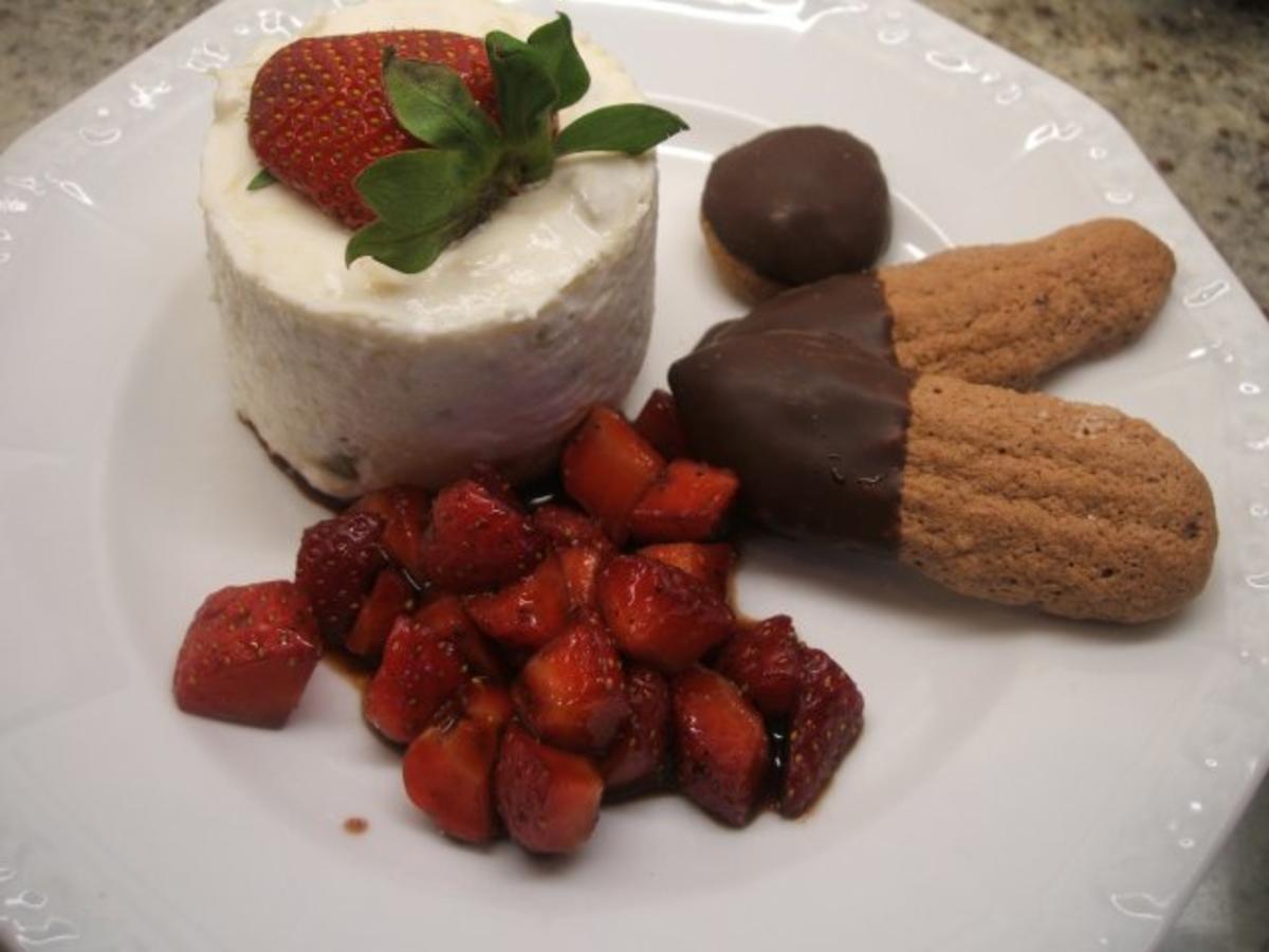 Dessert: Rhabarber-Quark-Dessert mit marinierten Erdbeeren und Schokobiskuits - Rezept