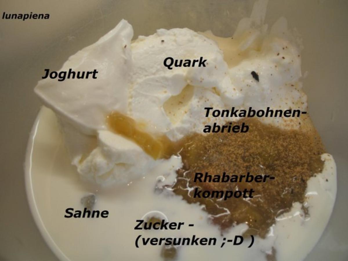 Dessert: Rhabarber-Quark-Dessert mit marinierten Erdbeeren und Schokobiskuits - Rezept - Bild Nr. 3