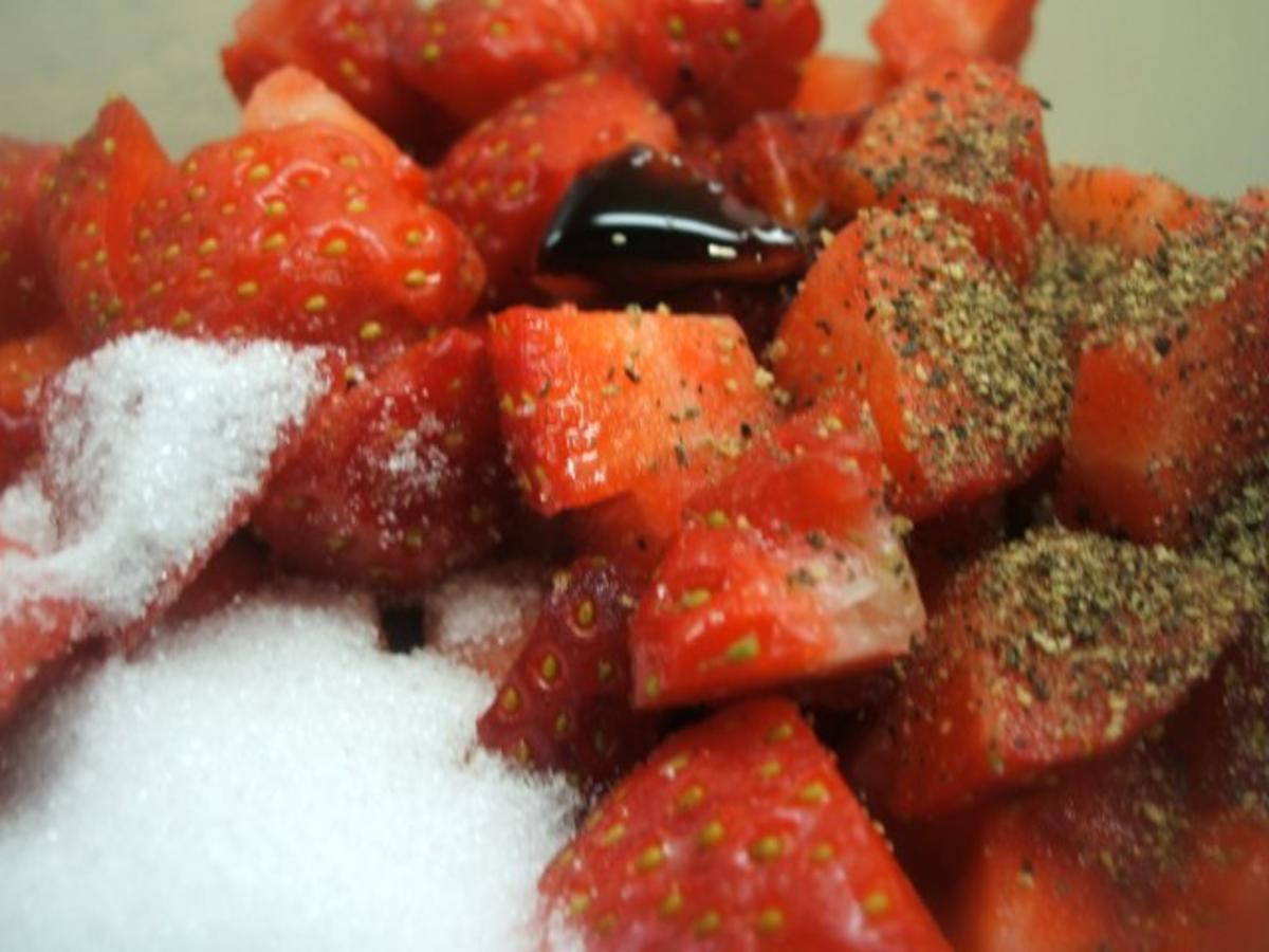 Dessert: Rhabarber-Quark-Dessert mit marinierten Erdbeeren und Schokobiskuits - Rezept - Bild Nr. 8