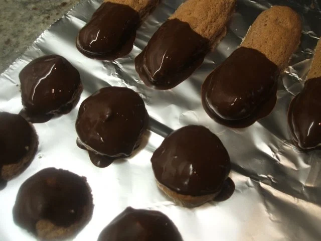 Rezept: Dessert: Rhabarber-Quark-Dessert mit marinierten Erdbeeren und Schokobiskuits Bild Nr. 13 Dessert: Rhabarber-Quark-Dessert mit marinierten Erdbeeren und Schokobiskuits - Rezept - Bild Nr. 13