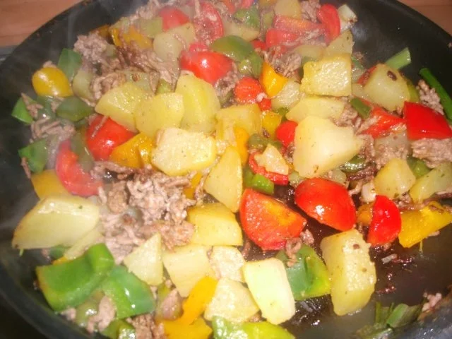Rezept: Hackfleisch - Paprika - Kartoffelpfanne Bild Nr. 7 Hackfleisch - Paprika - Kartoffelpfanne - Rezept - Bild Nr. 7