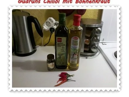 Rezept: Öl: Chiliöl mit Bohnenkraut Bild Nr. 2 Öl: Chiliöl mit Bohnenkraut - Rezept - Bild Nr. 2