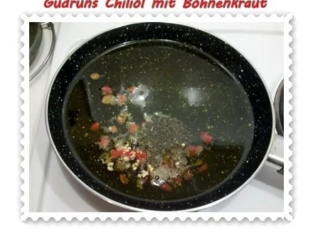 Rezept: Öl: Chiliöl mit Bohnenkraut Bild Nr. 4 Öl: Chiliöl mit Bohnenkraut - Rezept - Bild Nr. 4