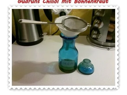 Rezept: Öl: Chiliöl mit Bohnenkraut Bild Nr. 5 Öl: Chiliöl mit Bohnenkraut - Rezept - Bild Nr. 5