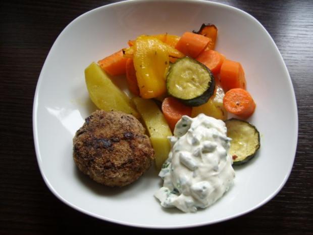 Gemüsemix aus dem Ofen mit Kräuterdip und Bulette - Rezept - kochbar.de