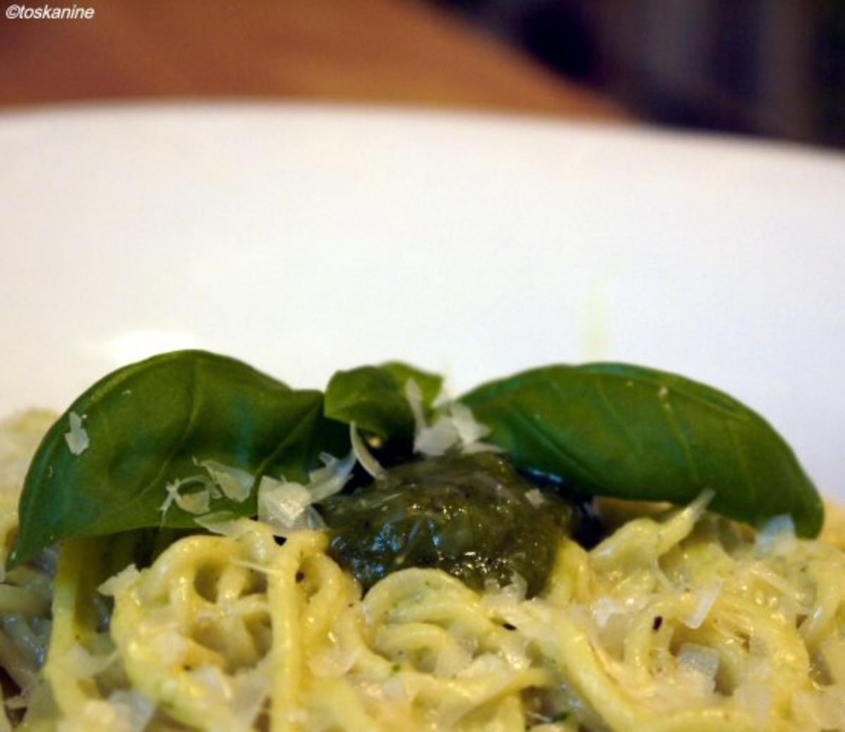 Bilder für Spaghetti mit Walnusspesto-Sahne - Rezept