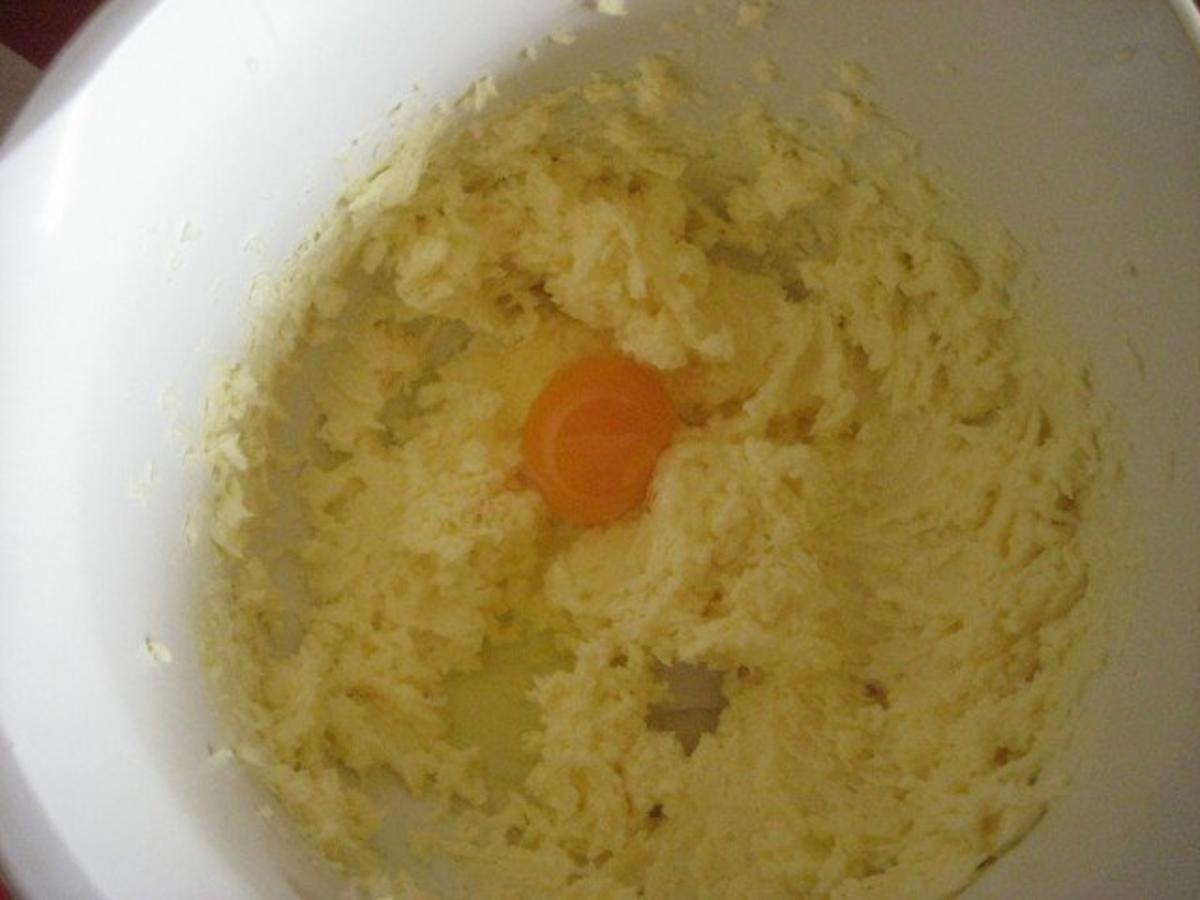 Schoko - Haselnuss - Quark - Gugelhupf - Rezept - Bild Nr. 4