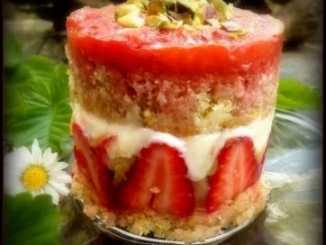 Rezept: Erdbeer-Rhabarber-Törtchen Erdbeer-Rhabarber-Törtchen - Rezept