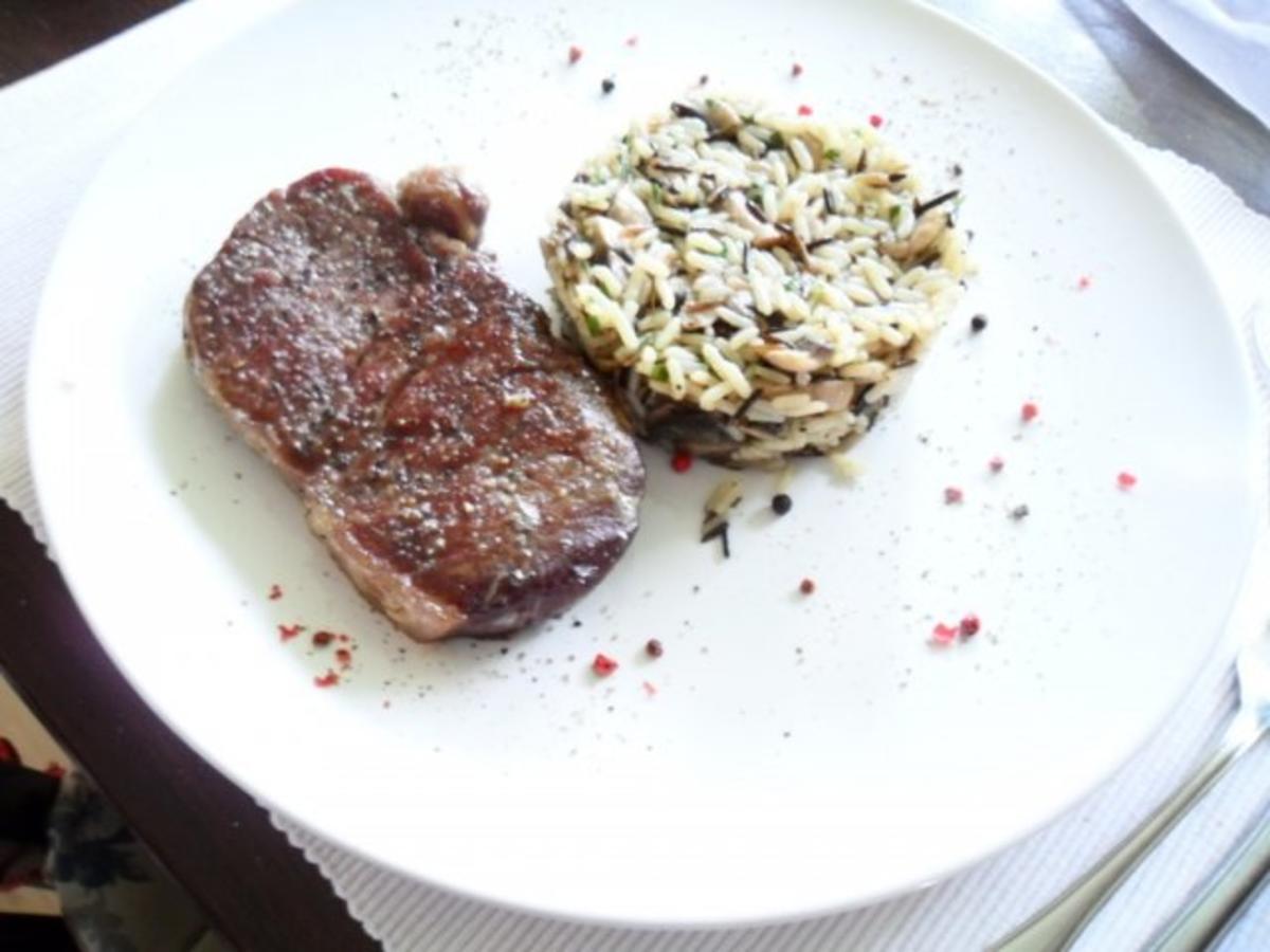 Bilder für Rumpsteak mit Kräuterbutter an Pilz-Pilaw - Rezept