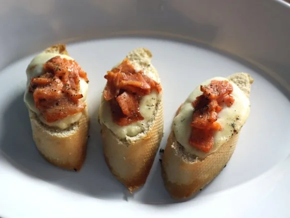 Gratinierte Kräuterbaguettes mit Lachs - Rezept