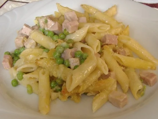 Gebackene Pasta mit Erbsen und Schinken - Rezept