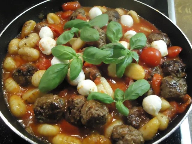 Hackbällchen mit Gnocchi in Tomaten Mozzarella - Rezept