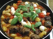 Hackbällchen mit Gnocchi in Tomaten Mozzarella - Rezept