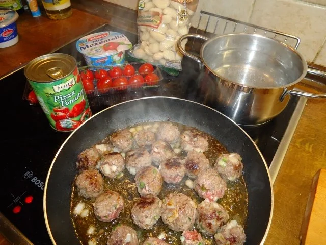 Hackbällchen mit Gnocchi in Tomaten Mozzarella - Rezept - Bild Nr. 2