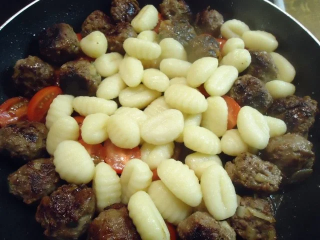 Hackbällchen mit Gnocchi in Tomaten Mozzarella - Rezept - Bild Nr. 5