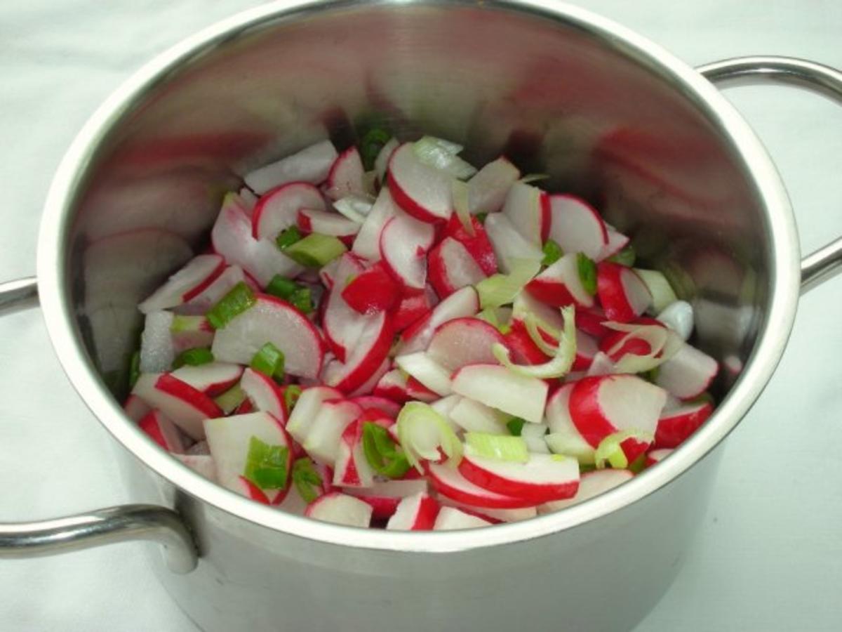 Radieschensuppe mit Gänseblümchen ~ ~ - Rezept - kochbar.de