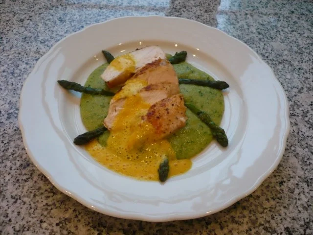 Rezept: Surpreme vom Hühnchen auf Bärlauchpolenta mit grünem Spargel und Safranschaum Surpreme vom Hühnchen auf Bärlauchpolenta mit grünem Spargel und Safranschaum - Rezept