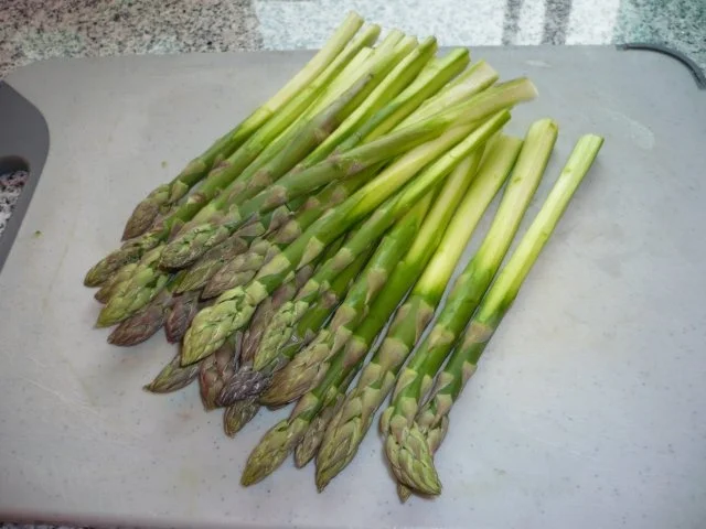 Rezept: Surpreme vom Hühnchen auf Bärlauchpolenta mit grünem Spargel und Safranschaum Bild Nr. 4 Surpreme vom Hühnchen auf Bärlauchpolenta mit grünem Spargel und Safranschaum - Rezept - Bild Nr. 4