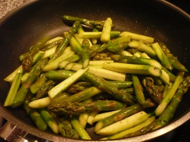 Rezept: Surpreme vom Hühnchen auf Bärlauchpolenta mit grünem Spargel und Safranschaum Bild Nr. 6 Surpreme vom Hühnchen auf Bärlauchpolenta mit grünem Spargel und Safranschaum - Rezept - Bild Nr. 6