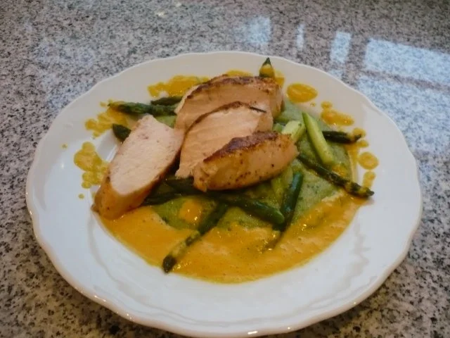 Rezept: Surpreme vom Hühnchen auf Bärlauchpolenta mit grünem Spargel und Safranschaum Bild Nr. 8 Surpreme vom Hühnchen auf Bärlauchpolenta mit grünem Spargel und Safranschaum - Rezept - Bild Nr. 8