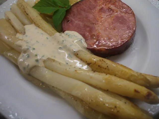 Gemüse: Kräuterspargel aus dem Rohr mit Schweinekamm und Remoulade - Rezept