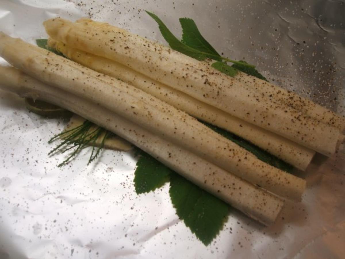 Gemüse: Kräuterspargel aus dem Rohr mit Schweinekamm und Remoulade - Rezept - Bild Nr. 3