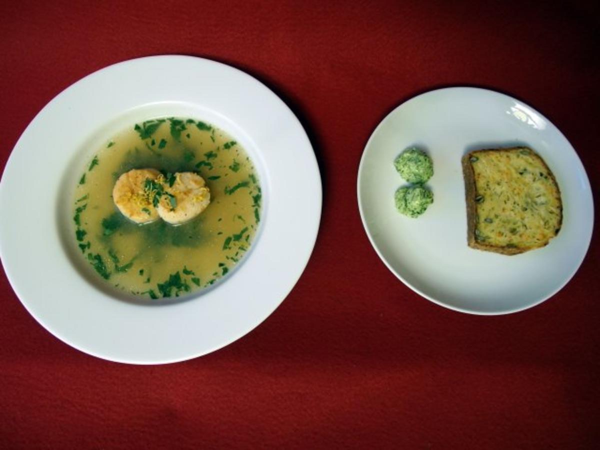 Zitonengrassuppe mit Jakobsmuscheln, dazu Zucchini-Möhrenbrot mit Bärlauchbutter - Rezept