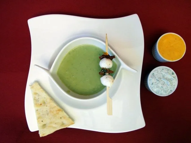 Rezept: Basilikumschaumsuppe mit Tomaten-Mozzarella-Spieß Basilikumschaumsuppe mit Tomaten-Mozzarella-Spieß - Rezept