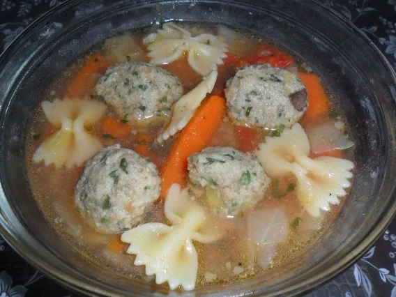 Rezept: herzhaftes süppchen mit markklößchen und farfalle herzhaftes süppchen mit markklößchen und farfalle - Rezept