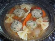 herzhaftes süppchen mit markklößchen und farfalle - Rezept