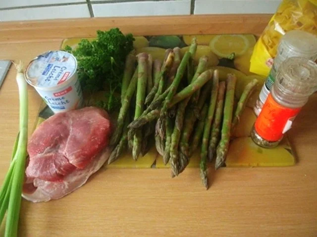 Rezept: Schnitzeltopf mit grünem Spargel Bild Nr. 2 Schnitzeltopf mit grünem Spargel - Rezept - Bild Nr. 2