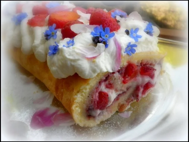 Erdbeer-Rhabarber-Biskuitrolle - Rezept