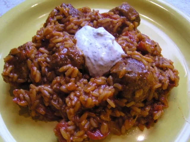 Tomatenreis mit Mettbällchen u.Crème fraîche - Rezept