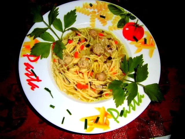 Bayrisches junges Gemüße Süppchen gegen Dortmunder Hackbällchen. - Rezept