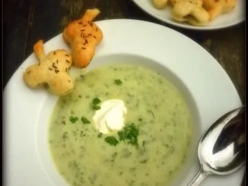 Grüne Suppe mit Knusperkräutern - Rezept