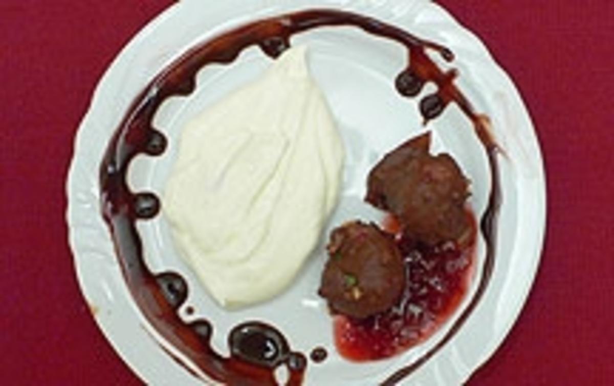 Erdbeeren im Schoko-Knuspermantel an Frischkäsecreme - Rezept