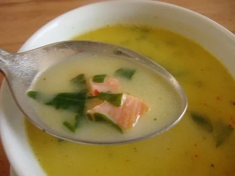 Rucola Weinsüppchen mit Lachstopping - Rezept